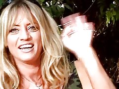 Kızıl saçlı Asyalı lezbiyen Park oynak arkadaşlar tarafından yaladı onu sıkı kedi vardır