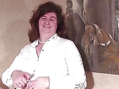 Kıllı vajina ile büyük yaşlı Nine