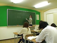 Bebeğim onu küçük göğüsleri öptü ve amcık damızlık tarafından yaladı alır