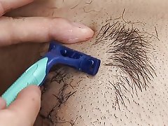 Kız bir tenis raketi ve yapay penis ile dörtlü forplay seviyor