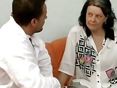 Kıllı olgun zor bela genç hemşire tarafından becerdin