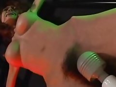 Petite Asya bağlı ve oynadı